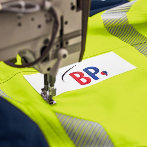 Broderie de l'emblème BP®.